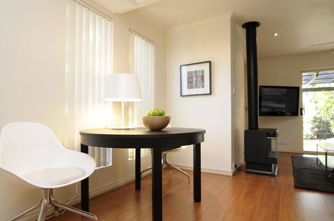 Feathers Serviced Townhouse - Accommodation ACT 2