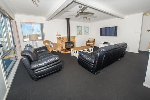 Fingal Bay Beach House, 32 Lentara Street - Accommodation ACT 2