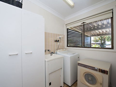 Fingal Beach Shack @ Fingal Bay - Accommodation ACT 1