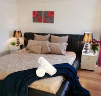 GIRLS ONLY. Large bedroom with KING bed close to everything - Accommodation ACT