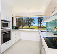 Golden Shores Unit 1 21 Landsborough Parade - Accommodation ACT