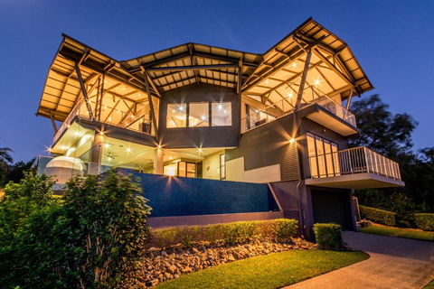 GRAND LUXURY MANSION WITH POOL, 2 BUGGIES AND FABULOUS OCEAN VIEWS - Accommodation ACT 0
