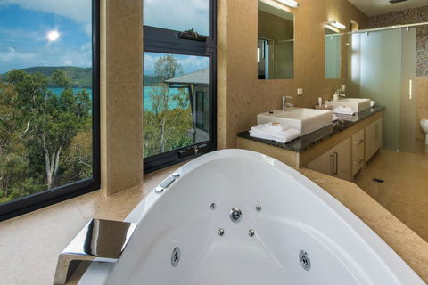 GRAND LUXURY MANSION WITH POOL, 2 BUGGIES AND FABULOUS OCEAN VIEWS - Accommodation ACT 2