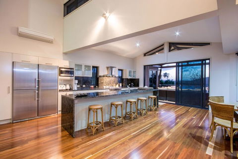 GRAND LUXURY MANSION WITH POOL, 2 BUGGIES AND FABULOUS OCEAN VIEWS - Accommodation ACT 3