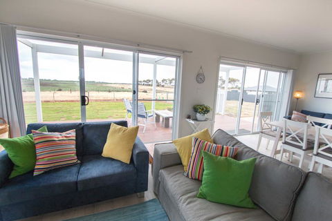 Happy Hours - Accommodation ACT 3