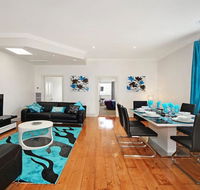 Hidden Gem in Cafe Strip Chadstone  King Bed - Accommodation ACT