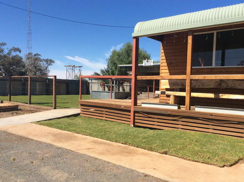 Ivanhoe Hotel Motel - Accommodation ACT 3