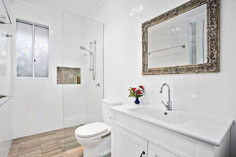 Jetty Splendour Guest Bedroom With Bathroom En-suite B'nB - Accommodation ACT 3