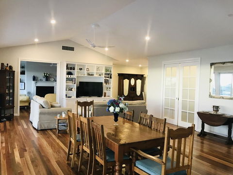 Jetty Splendour Guest Bedroom With Bathroom En-suite B'nB - Accommodation ACT 2