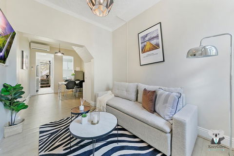 KOZYGURU SYDNEY CBD DARLINGHURST SPLIT LEVEL 2 BEDROOM TOWNHOUSE NDA023 - Accommodation ACT 3