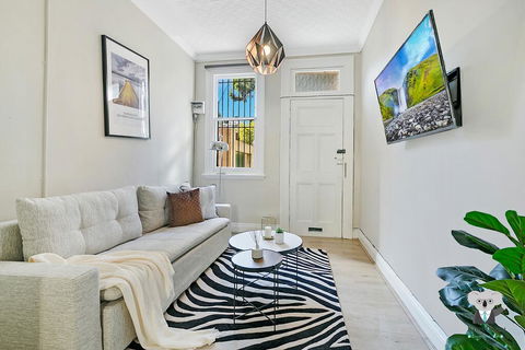 KOZYGURU SYDNEY CBD DARLINGHURST SPLIT LEVEL 2 BEDROOM TOWNHOUSE NDA023 - Accommodation ACT 0