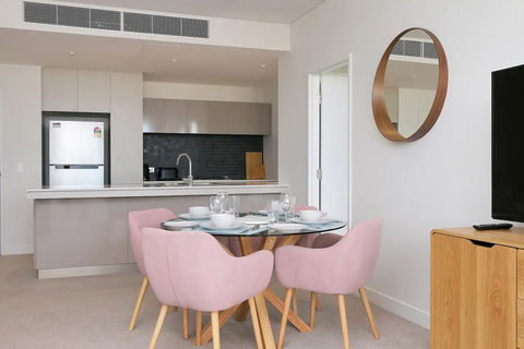 Large Modern 2 Bedroom Apartment Near Lake Claremont - Accommodation ACT 3