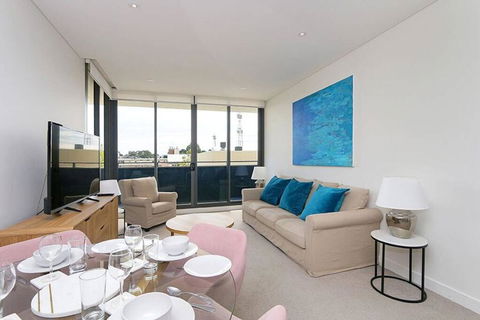 Large Modern 2 Bedroom Apartment Near Lake Claremont - Accommodation ACT 1