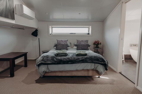 Lazy River Estate Boat House Villa - Accommodation ACT 1