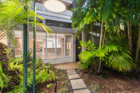Luxury Pool Side Apartment In Beachfront Resort - Accommodation ACT 2