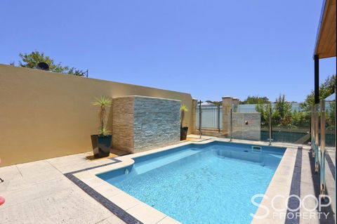 LUXURY VILLA W POOL & SPAS - Accommodation ACT 2
