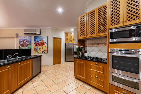 Maidstone Executive Residence - Accommodation ACT 2
