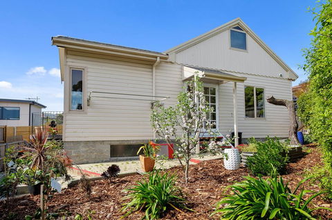 Manfield City Waterfront View Cottage - Accommodation ACT 2