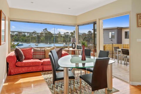 Manfield City Waterfront View Cottage - Accommodation ACT 3