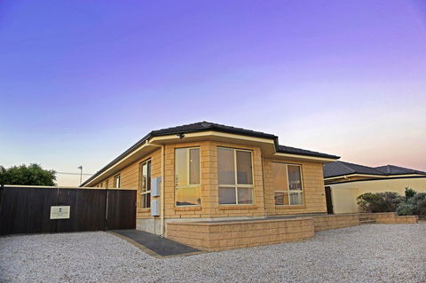 Marina Holiday Home - Accommodation ACT 0