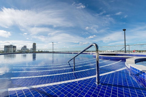 Meriton Suites Southport - Accommodation ACT 2