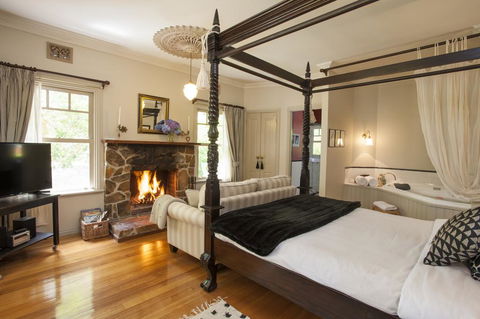 Merrow Cottages - Forest Edge - Accommodation ACT 2