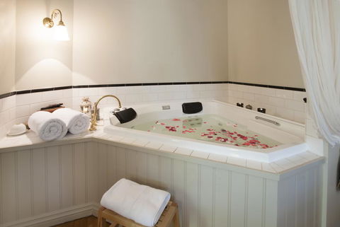 Merrow Cottages - Forest Edge - Accommodation ACT 3