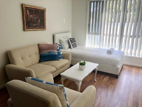 Modern Unit Near To Surfers Paradise - Accommodation ACT 1