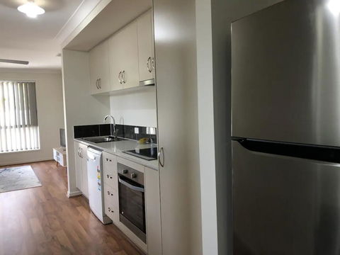 Modern Unit Near To Surfers Paradise - Accommodation ACT 3