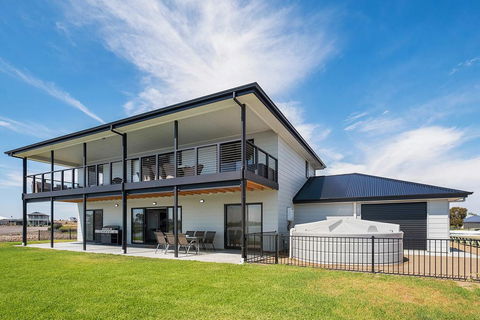 Moments On The Water - Accommodation ACT 3