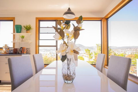 Moonah House-10 Mins To CBD & MONA, 4BR, 2 BATH, Great View, Park 3 Cars, Sleep 11, King Bed, En-suite - Accommodation ACT 0