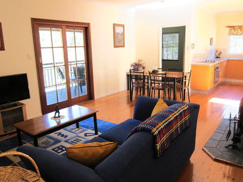Neds Cabin - Accommodation ACT 3