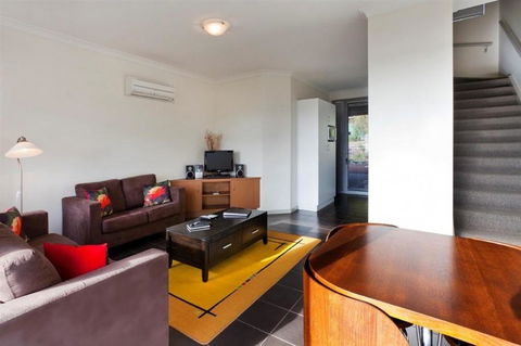 Cosy Corner Sea View Apartments - Accommodation ACT 14
