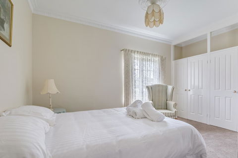 Serpentine Rose - Accommodation ACT 7