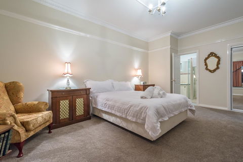 Serpentine Rose - Accommodation ACT 3