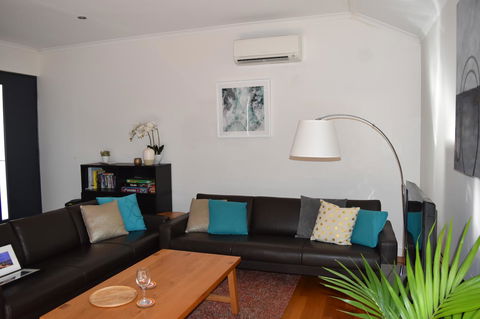 Central Executive Townhouse - Accommodation ACT 13