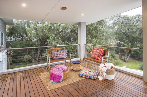 Calm Waters - Accommodation ACT 13