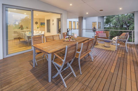 Calm Waters - Accommodation ACT 10