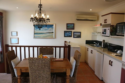 Crossland House - Accommodation ACT 15