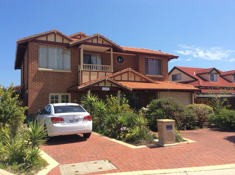 Crossland House - Accommodation ACT 12
