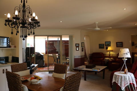 Crossland House - Accommodation ACT 18