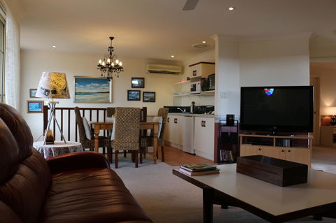 Crossland House - Accommodation ACT 14