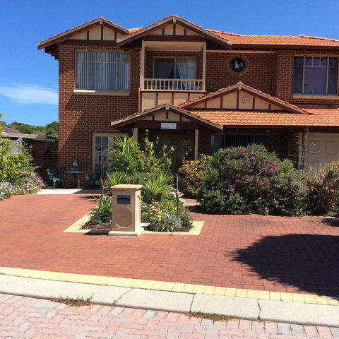 Crossland House - Accommodation ACT 10