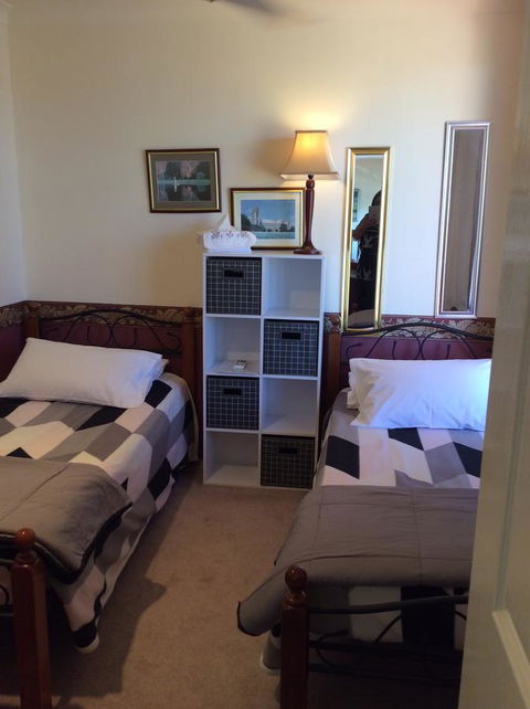 Crossland House - Accommodation ACT 11