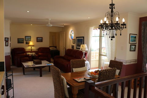 Crossland House - Accommodation ACT 17