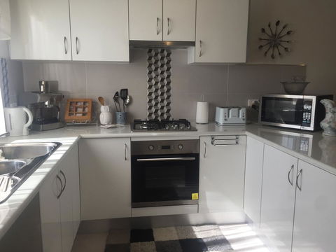 Bright & Beautiful Home On The Hills! - Accommodation ACT 14