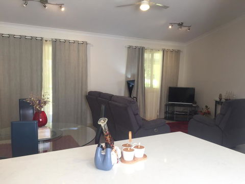 Bright & Beautiful Home On The Hills! - Accommodation ACT 11