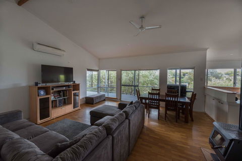 Peppy Beach Ocean Views - Accommodation ACT 4