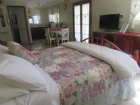 Di's Cabin In Dwellingup - Accommodation ACT 11