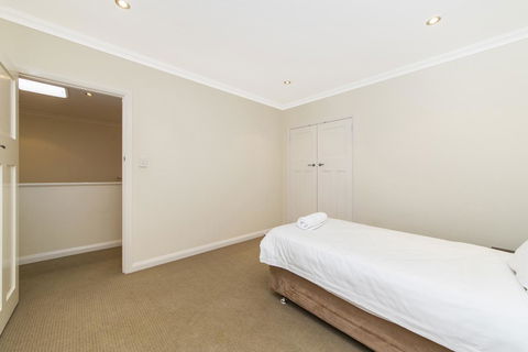 Inner Western Suburbs Retreat - Accommodation ACT 29